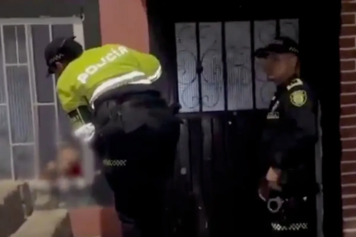 Policía rescató a dos niños que estaban encerrados en una vivienda en Ciudad Bolívar - Foto: Captura de video