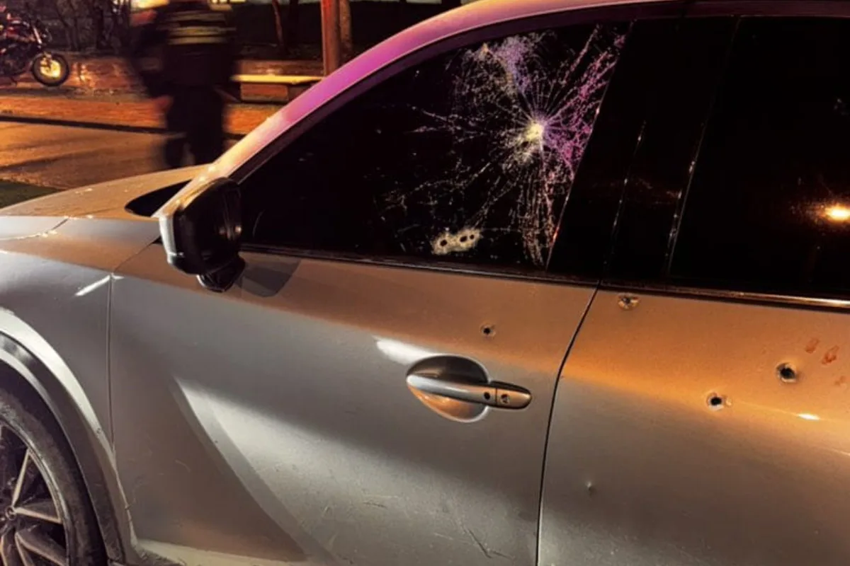 Violenta balacera en el norte de Bogotá durante presunto caso de fleteo deja dos heridos y un vehículo con 20 impactos de bala - Foto: Redes sociales