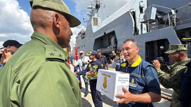 A bordo del buque ARC Victoria viajaban 54 toneladas de carga seca, entre kits de alimentos, aseo, toldillos y leche UHT, así como 56.000 galones de carga líquida, distribuidos en diésel, gasolina y agua - Foto: UNGRD