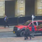 Nueva polémica rodea al concejal ‘Fuchi’ por video de vehículo mal parqueado en el centro de Bogotá - Foto: Captura de video