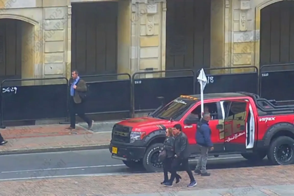 Nueva polémica rodea al concejal ‘Fuchi’ por video de vehículo mal parqueado en el centro de Bogotá - Foto: Captura de video