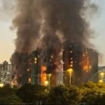 Tragedia en Hong Kong: incendio masivo en complejo residencial deja 65 muertos, 279 desaparecidos y desata una investigación sin precedentes - Foto: Captura de video
