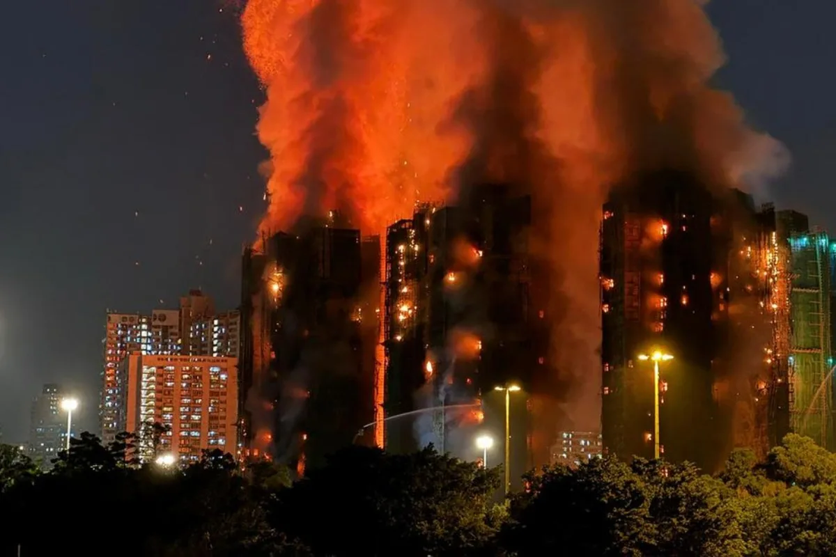 Aumenta a 12 el número de muertos por incendio masivo en complejo residencial de Hong Kong; cientos de residentes evacuados - Foto: Redes sociales