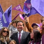 David Luna entrega 1,3 millones de firmas y marca distancia de los “extremos” rumbo a la Presidencia de 2026 - Foto: Cortesía