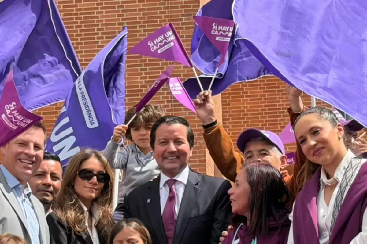 David Luna entrega 1,3 millones de firmas y marca distancia de los “extremos” rumbo a la Presidencia de 2026 - Foto: Cortesía