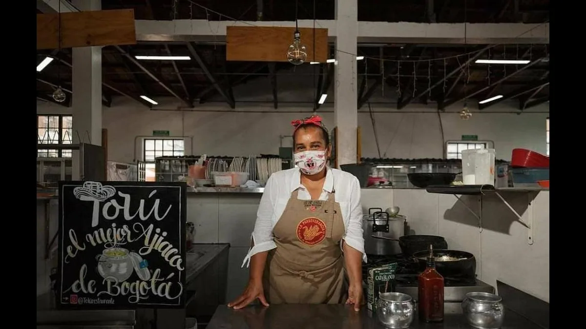 Luz Dary Cogollo, con más de 15 años de compartir sus delicias gastronómicas en la Plaza Distrital de Mercado de La Perseverancia, ha sido reconocida entre las 50 mejores cocineras del mundo, por Best Chief Milan 2025 - Foto: Alcaldía de Bogotá