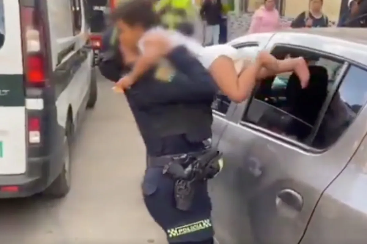 Rescatan a niño de dos años que permaneció más de siete horas solo dentro de un carro en Bogotá - Foto: Captura de video