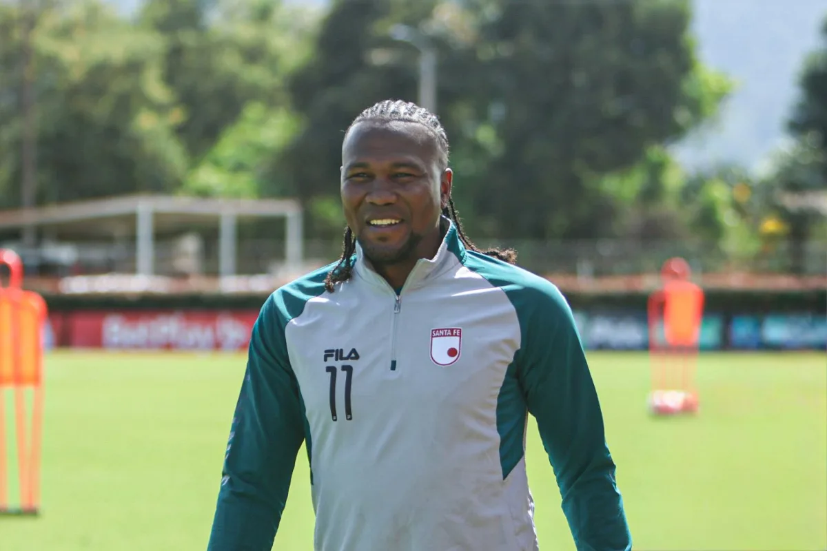 Hugo Rodallega renueva con Santa Fe y seguirá liderando al equipo en su regreso a la Copa Libertadores - Foto: @SantaFe
