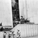 Este fallo tiene especial trascendencia porque reconoce la combinación de responsabilidades: la del grupo insurgente por perpetrar la toma, y la del Estado por la deficiencia en la protección del Palacio y la violación del derecho a la seguridad de los jueces y empleados judiciales. Representa un avance en materia de justicia transicional e institucionalidad - Foto: Radio Nacional