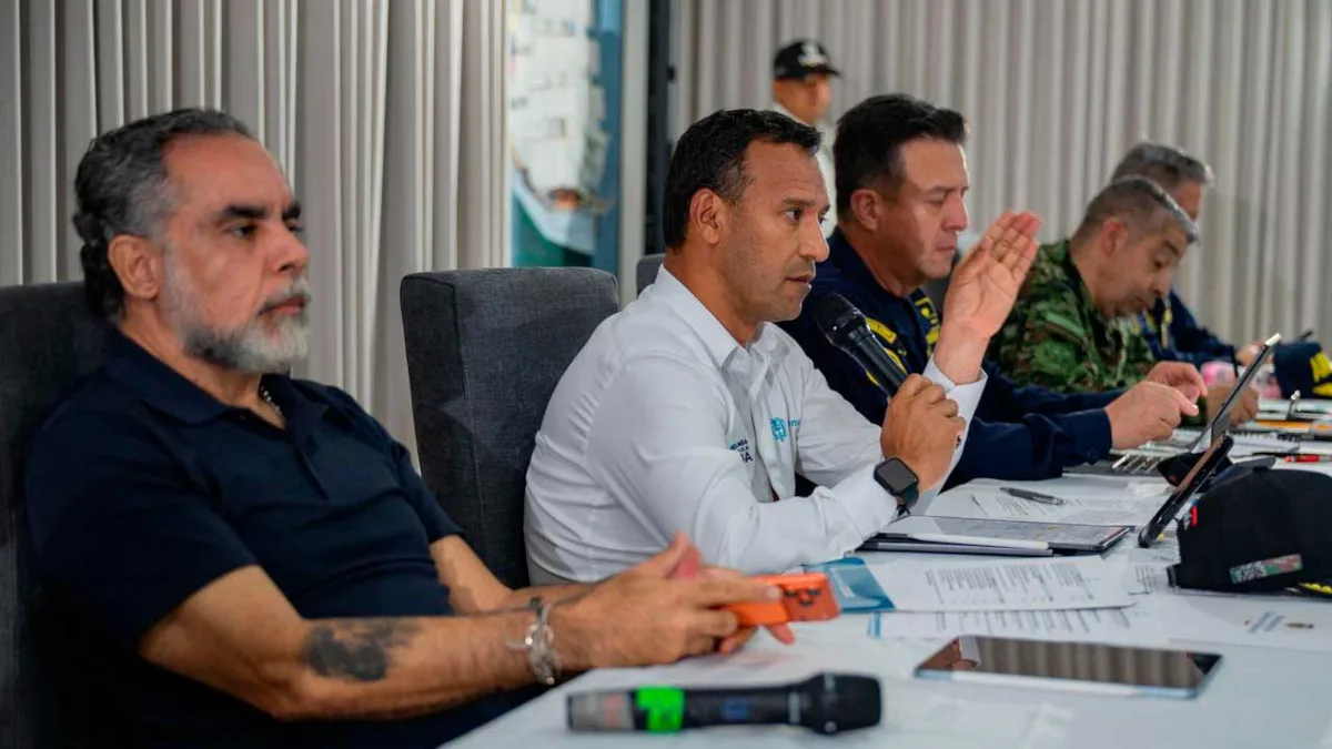El ministro de Defensa, Pedro Sánchez Suárez; el ministro del Interior, Armando Benedetti; la Cúpula Militar y de Policía, los principales mandos regionales y las autoridades departamentales expusieron en esta reunión interinstitucional ideas, estrategias e iniciativas que permitan apoyar a la población civil para garantizarles su seguridad y bienestar y, al mismo tiempo, mitigar el accionar criminal de los grupos armados organizados que delinquen en esa zona - Foto: Ministerio de Defensa