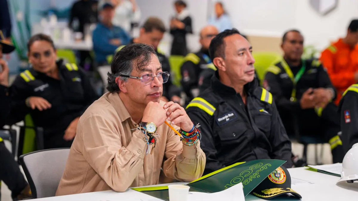 “A mí me enorgullece mostrarle a Colombia, vivimos hablando cuatro años de esto, pero aquí ya no es hablar, aquí ya es la realidad de las máquinas", dijo el presidente Gustavo Petro al finalizar el recorrido por la planta - Foto: Presidencia
