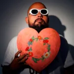 'Caja con forma de corazón' es un disco con una narrativa de las sensaciones que las personas conservan en su interior, habla de cómo muchas veces guardan demasiadas cosas y el corazón (en un modo poético) termina siendo ese sitio donde las tristezas, desamores y frustraciones encuentran un lugar donde quedarse - Foto: Pepe Cosme