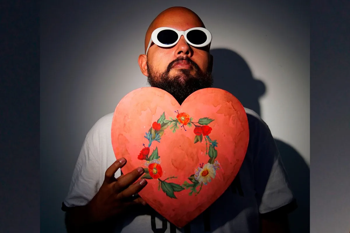 'Caja con forma de corazón' es un disco con una narrativa de las sensaciones que las personas conservan en su interior, habla de cómo muchas veces guardan demasiadas cosas y el corazón (en un modo poético) termina siendo ese sitio donde las tristezas, desamores y frustraciones encuentran un lugar donde quedarse - Foto: Pepe Cosme