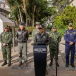 En su agradecimiento a la cúpula saliente, el presidente indicó “bajo su liderazgo, influyeron en que en 2025 se haya logrado el récord histórico en incautación de cocaína. Se calcula que alcancemos las 1.000 toneladas incautadas, lo que equivaldría a más de 12.000 millones de dosis que no llegarán a los países consumidores. También incrementaron la ofensiva frente al año anterior en un 27% y lograron la neutralización de más de 4.400 integrantes de los más peligrosos carteles del narcotráfico" - Foto: Presidencia