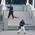 El ataque resultó en un saldo trágico de al menos 12 personas fallecidas, incluyendo uno de los dos presuntos tiradores, y 29 heridos, entre ellos civiles y agentes policiales que acudieron a la escena - Foto: Redes Sociales