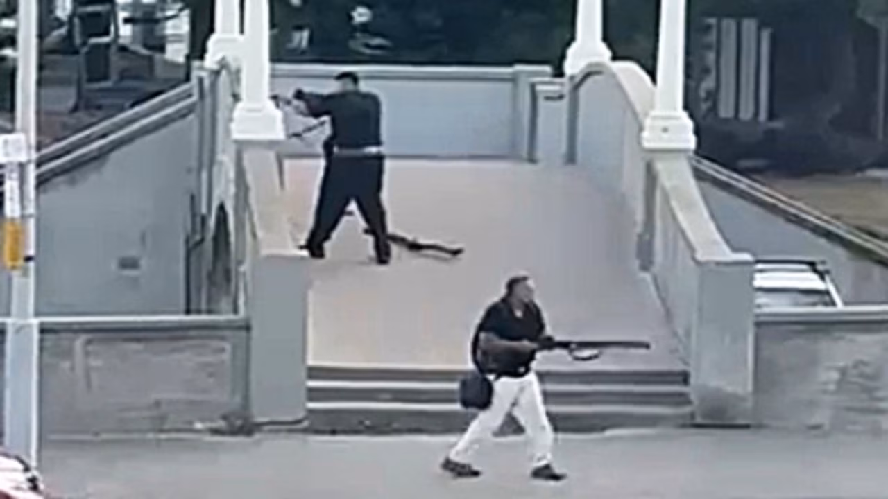 El ataque resultó en un saldo trágico de al menos 12 personas fallecidas, incluyendo uno de los dos presuntos tiradores, y 29 heridos, entre ellos civiles y agentes policiales que acudieron a la escena - Foto: Redes Sociales