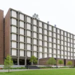 El incidente se registró alrededor de las 4:10 p.m. hora local (EST) cerca del edificio Barus & Holley, que alberga la Facultad de Ingeniería y Física, un área frecuentada tanto por profesores como estudiantes - Foto: Kenneth C. Zirkel