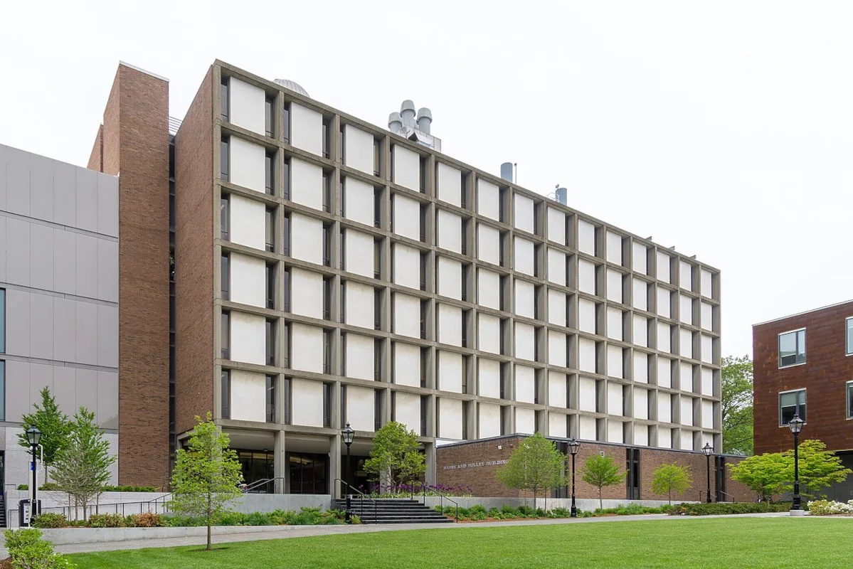 El incidente se registró alrededor de las 4:10 p.m. hora local (EST) cerca del edificio Barus & Holley, que alberga la Facultad de Ingeniería y Física, un área frecuentada tanto por profesores como estudiantes - Foto: Kenneth C. Zirkel