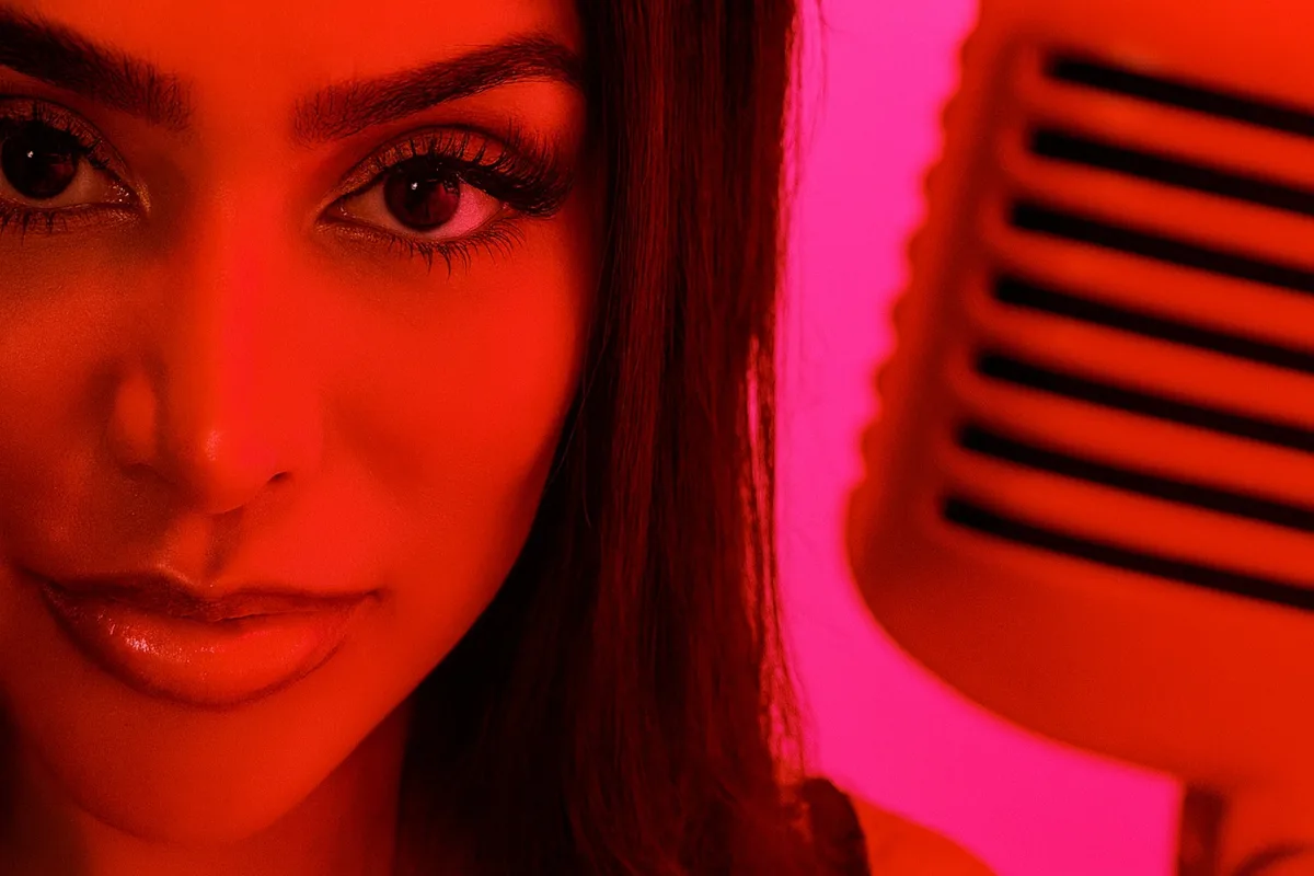 Creada y grabada en un ambiente creativo único sobre el techo de un edificio en Brickell, Miami la canción captura la esencia cruda y a la vez liberadora de esos momentos donde el corazón roto busca respiro entre la fiesta, la adrenalina y la necesidad de sentir algo diferente - Foto: BellaTop