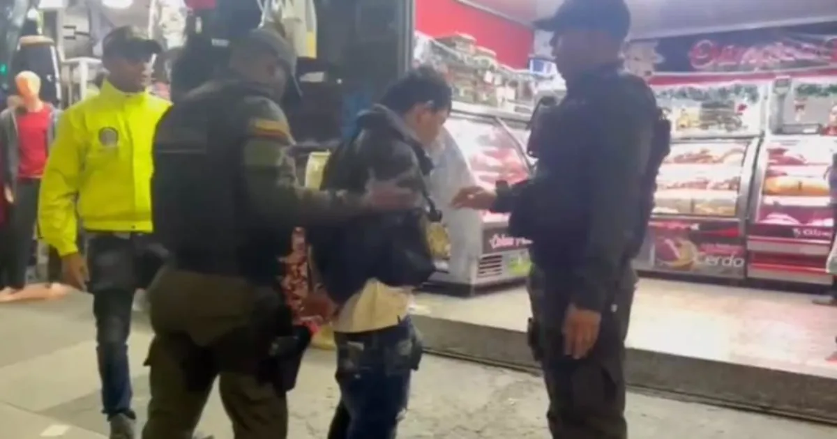 Según la Policía de Bogotá, se trata de un hombre de 21 años que fue sorprendido en el barrio Palenque de Kennedy en un establecimiento cometiendo hechos de extorsión - Foto: Policía Metropolitana de Bogotá