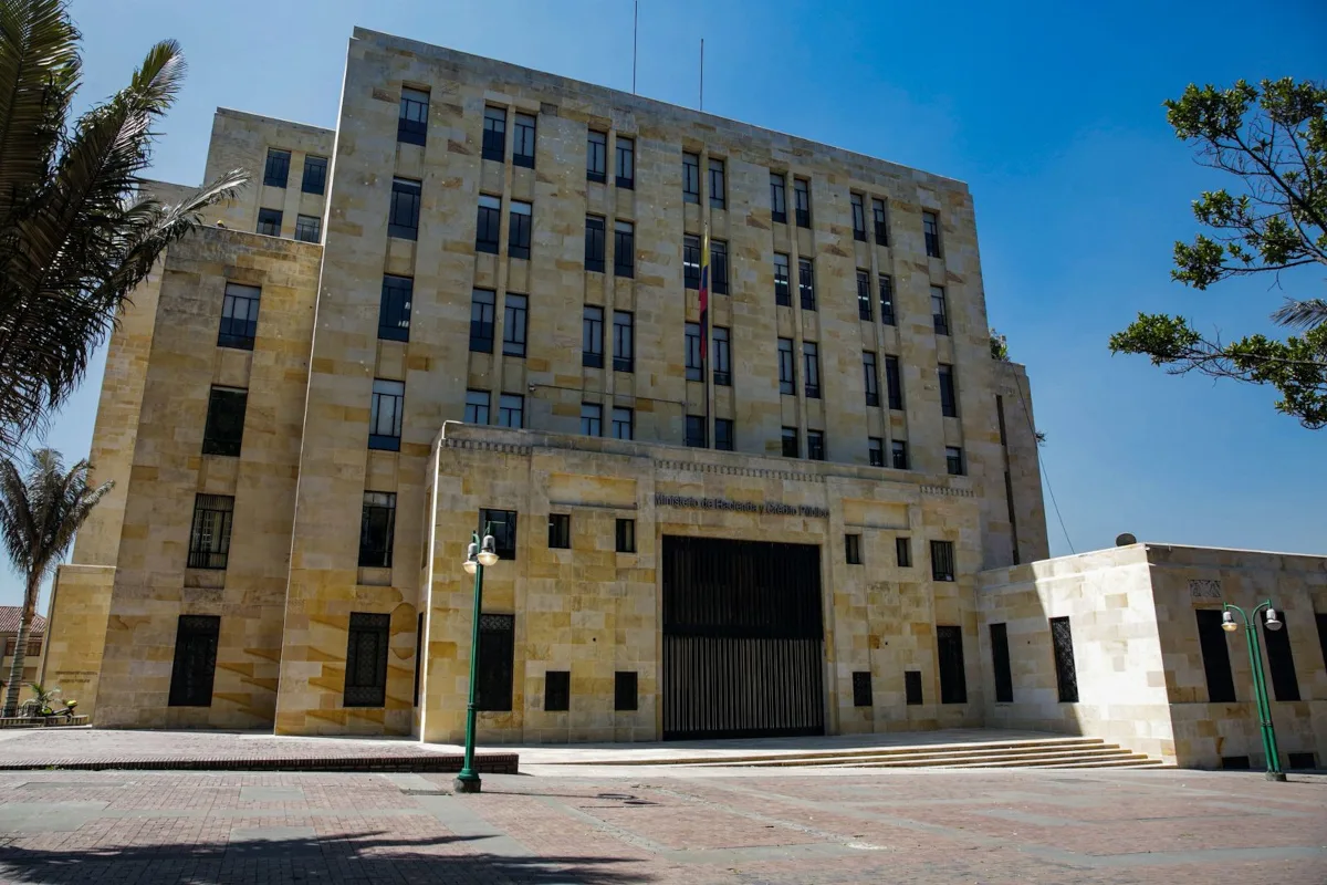 La emergencia económica fue formalizada mediante el Decreto 1390 del 22 de diciembre de 2025, que, por su naturaleza, permite al Ejecutivo expedir decretos con fuerza de ley en materia tributaria, con miras a cerrar la brecha fiscal de más de 16 billones de pesos para financiar el presupuesto de 2026 - Foto: Minhacienda