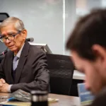 Mora compareció ante instancias vinculadas al proceso de esclarecimiento y responsabilidad, incluyendo actuaciones documentadas en archivos y compilaciones de la JEP relativas al proceso con las FARC. En sus intervenciones defendió la actuación institucional del Ejército y solicitó que los análisis consideraran el contexto operacional - Foto: JEP