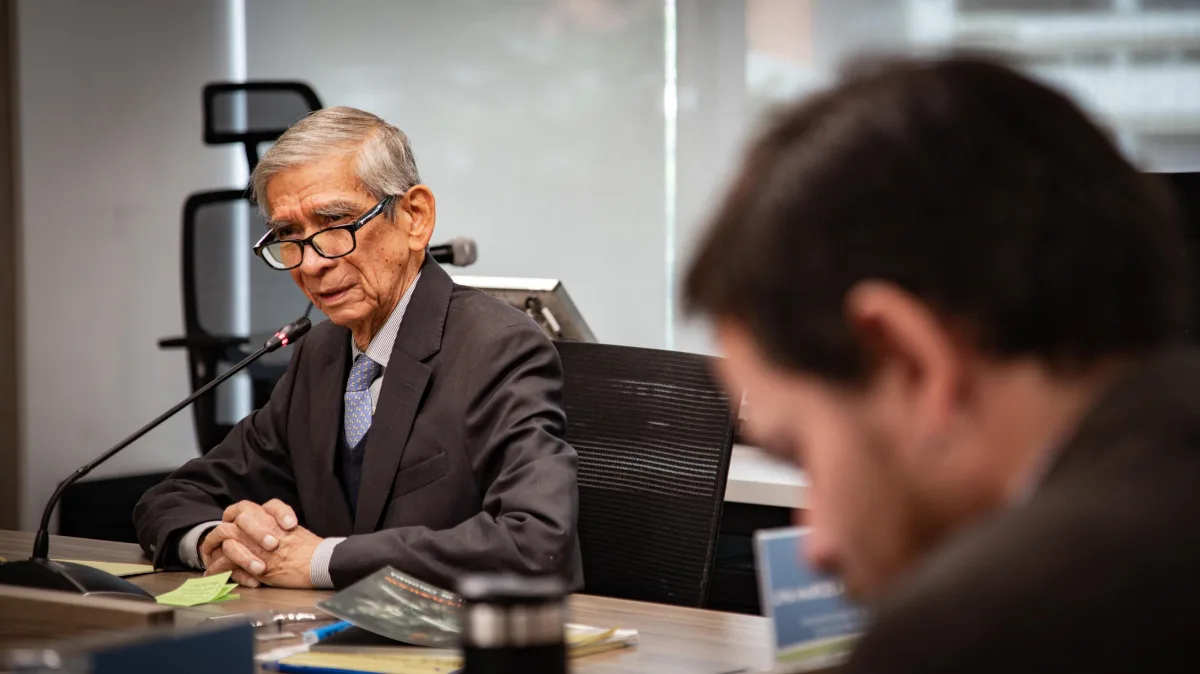 Mora compareció ante instancias vinculadas al proceso de esclarecimiento y responsabilidad, incluyendo actuaciones documentadas en archivos y compilaciones de la JEP relativas al proceso con las FARC. En sus intervenciones defendió la actuación institucional del Ejército y solicitó que los análisis consideraran el contexto operacional - Foto: JEP