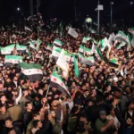 Testigos en Damasco describieron una sensación de "irrealidad" al ver ondear la bandera verde, blanca y negra de la oposición en lugares que fueron bastiones del poder de Assad. Muchos celebraron la desaparición de las omnipresentes imágenes del dictador y de su familia - Foto: Sana