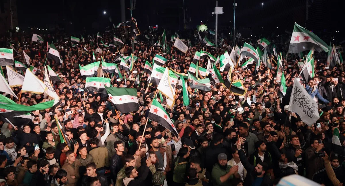 Testigos en Damasco describieron una sensación de "irrealidad" al ver ondear la bandera verde, blanca y negra de la oposición en lugares que fueron bastiones del poder de Assad. Muchos celebraron la desaparición de las omnipresentes imágenes del dictador y de su familia - Foto: Sana