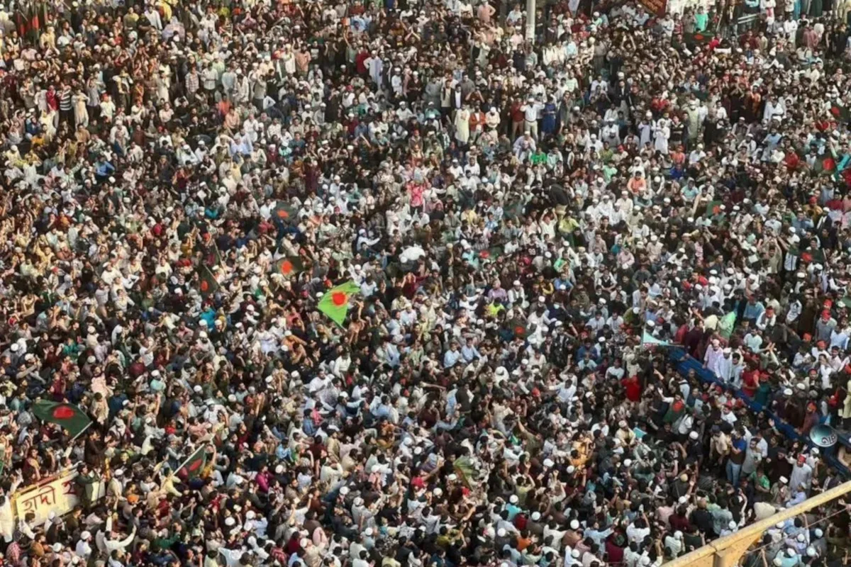 La noticia de su muerte desencadenó inmediatamente una ola de indignación pública, con miles de manifestantes tomando las calles de Dhaka, especialmente en el área de Shahbagh, epicentro tradicional de movilizaciones estudiantiles, donde se combinan luto y exigencias de justicia - Foto: X/@farhan_imtahan