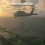 Señalamientos de expertos marítimos han cuestionado la legalidad de la operación contra el Centuries, dado que no estaba incluido formalmente en sanciones y navegaba bajo bandera de Panamá con registro aparente válido. Analistas legales consideran que abordar un buque sin sanciones explícitas complica la justificación jurídica en foros internacionales - Foto: Captura Vídeo