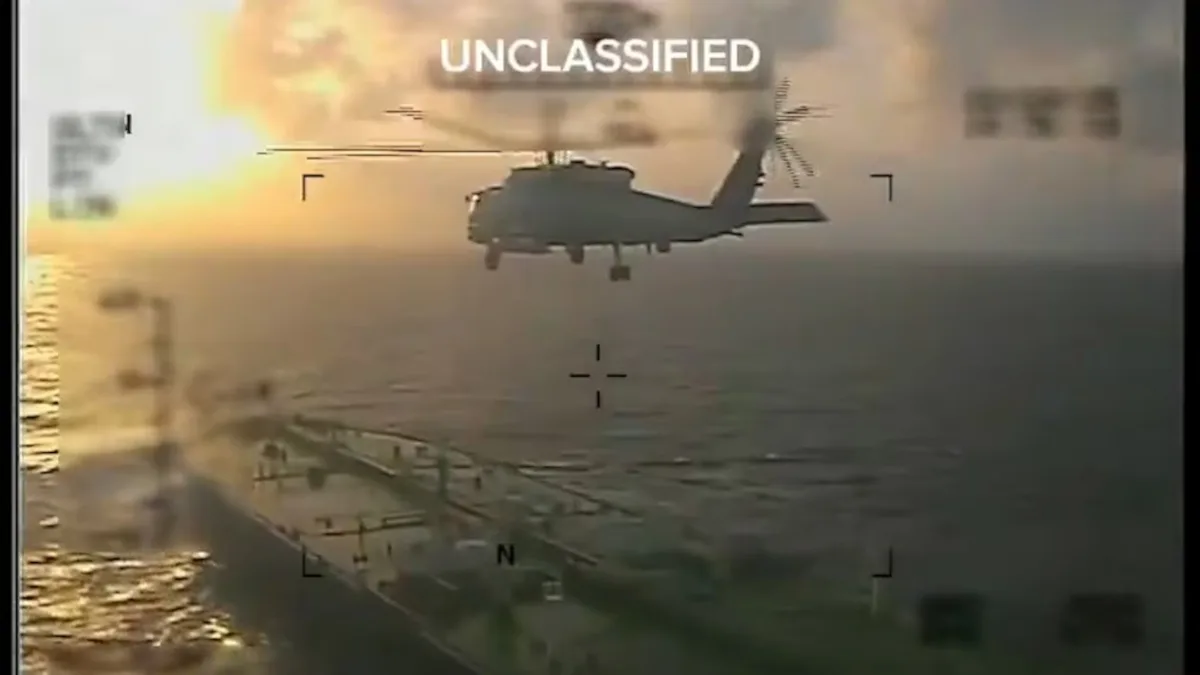 Señalamientos de expertos marítimos han cuestionado la legalidad de la operación contra el Centuries, dado que no estaba incluido formalmente en sanciones y navegaba bajo bandera de Panamá con registro aparente válido. Analistas legales consideran que abordar un buque sin sanciones explícitas complica la justificación jurídica en foros internacionales - Foto: Captura Vídeo
