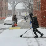 El temporal provocó la cancelación de más de 1.700 vuelos en los principales aeropuertos del área metropolitana de Nueva York, incluidos LaGuardia, John F. Kennedy (JFK) y Newark, afectando tanto vuelos nacionales como internacionales. La mayoría de estas cancelaciones se reportaron el viernes 26 de diciembre de 2025, en pleno regreso de las festividades - Foto: X/@amNewYork