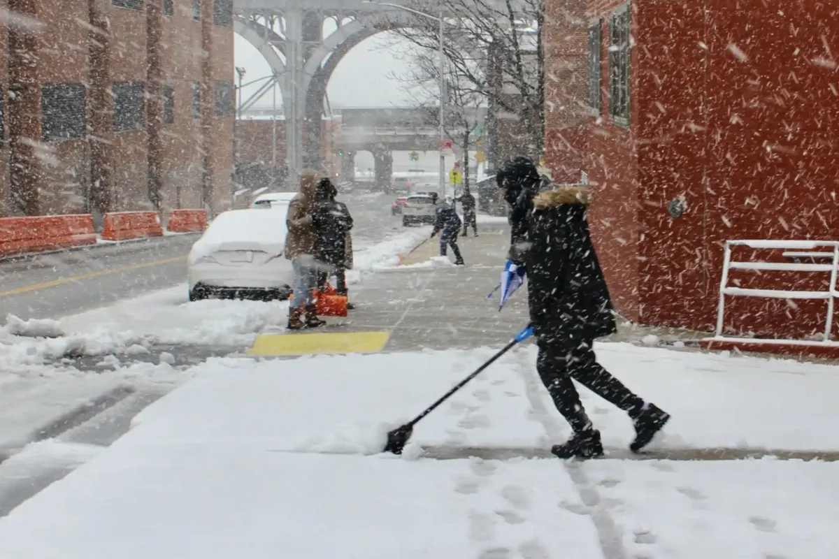 El temporal provocó la cancelación de más de 1.700 vuelos en los principales aeropuertos del área metropolitana de Nueva York, incluidos LaGuardia, John F. Kennedy (JFK) y Newark, afectando tanto vuelos nacionales como internacionales. La mayoría de estas cancelaciones se reportaron el viernes 26 de diciembre de 2025, en pleno regreso de las festividades - Foto: X/@amNewYork