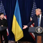 El encuentro, que duró varias horas en la residencia privada de Trump, siguió a un intercambio previo de comunicaciones entre Trump y el presidente ruso Vladímir Putin, en el que el mandatario estadounidense subrayó que tanto Kiev como Moscú debían trabajar hacia una solución negociada - Foto: The White House