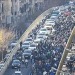 El factor detonante de estas movilizaciones ha sido la rápida devaluación del rial, que ha perdido más de la mitad de su valor frente al dólar, acompasada con tasas de inflación que superan el 40 %, lo que ha provocado el encarecimiento de bienes básicos como alimentos y servicios esenciales - Foto: Fars News