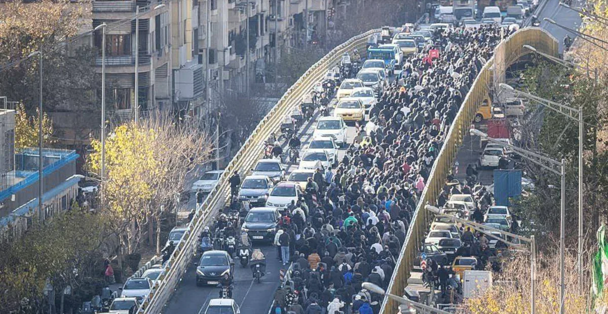 El factor detonante de estas movilizaciones ha sido la rápida devaluación del rial, que ha perdido más de la mitad de su valor frente al dólar, acompasada con tasas de inflación que superan el 40 %, lo que ha provocado el encarecimiento de bienes básicos como alimentos y servicios esenciales - Foto: Fars News