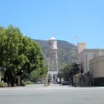 La noticia no tardó en provocar reacciones encontradas en Hollywood: sindicatos, propietarios de salas y asociaciones del sector expresaron alarma por el posible efecto concentrador de poder —temen recortes, erosión de condiciones laborales y una reducción de ventanas teatrales que debilitaría la cadena laboral y comercial del cine - Foto: Coolcaesar