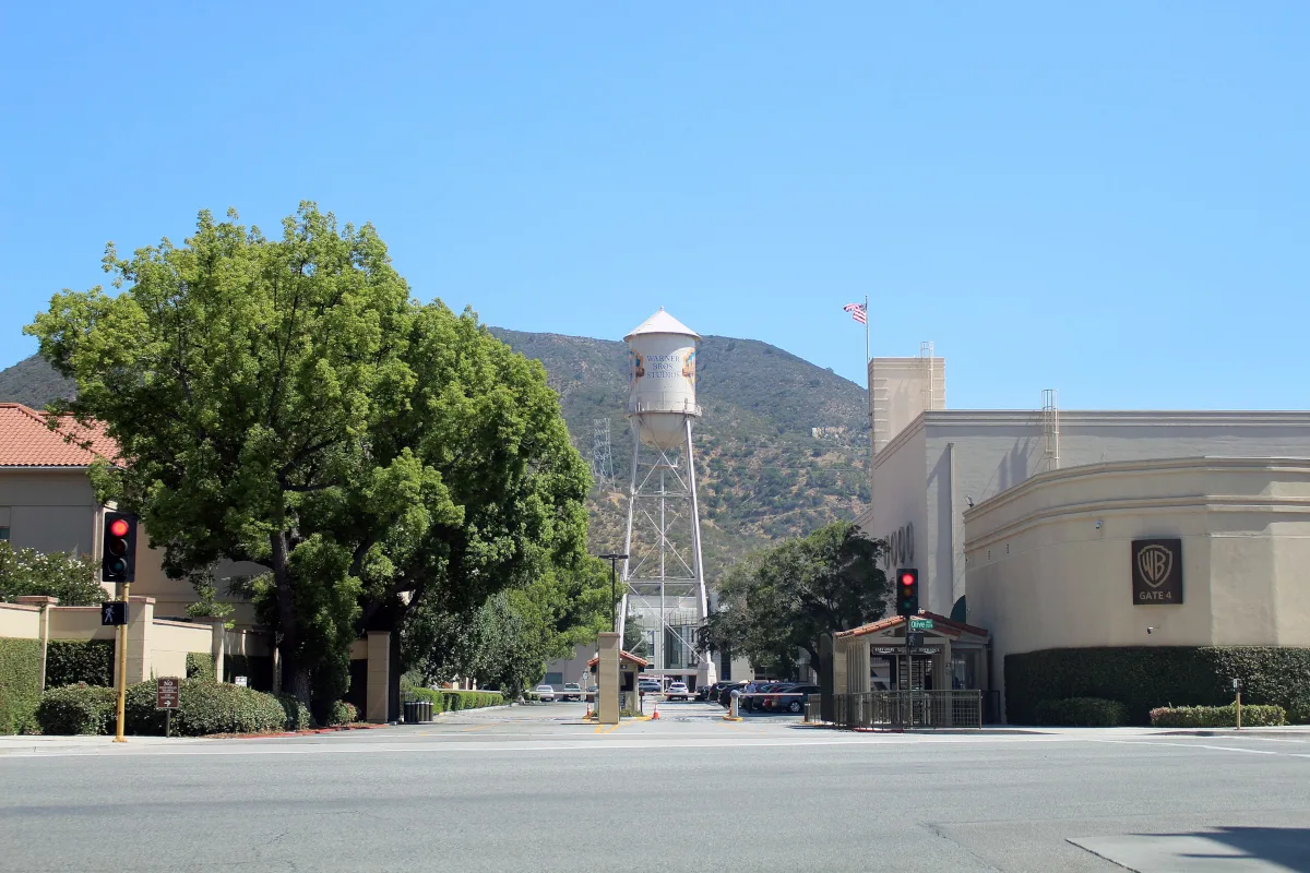 La noticia no tardó en provocar reacciones encontradas en Hollywood: sindicatos, propietarios de salas y asociaciones del sector expresaron alarma por el posible efecto concentrador de poder —temen recortes, erosión de condiciones laborales y una reducción de ventanas teatrales que debilitaría la cadena laboral y comercial del cine - Foto: Coolcaesar