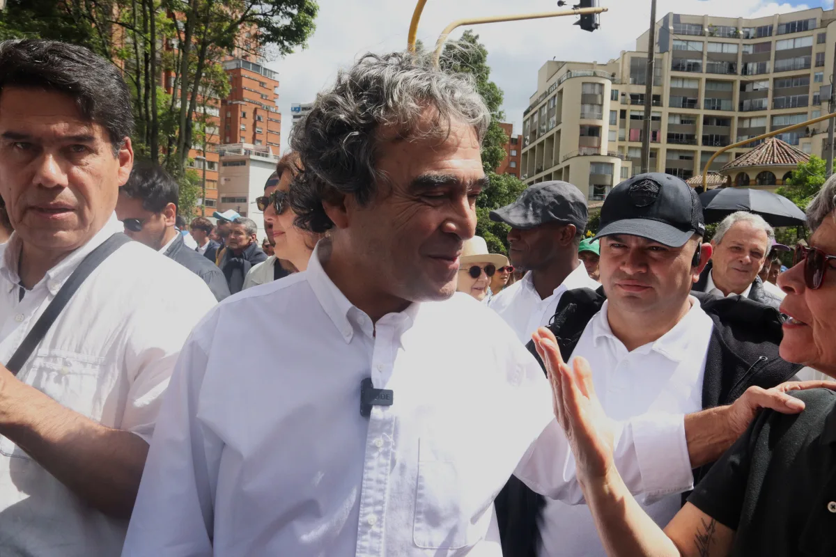 Más allá de su rechazo a la consulta, Fajardo ha argumentado que Colombia está “mamada” de la polarización. En su comunicado menciona que ha recorrido el país, escuchado a ciudadanos de distintos rincones y percibido un país cargado de “divisiones, malestares, rabias, frustraciones y mucha incertidumbre” - Foto: Archivo/Ronald Cano