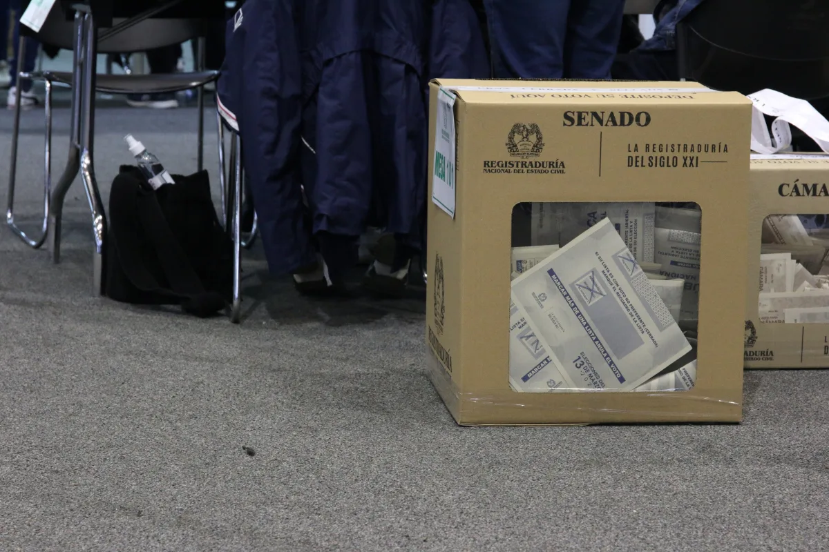 Estas decisiones sobre quiénes encabezan las listas no son menores: implican la definición de quiénes podrían tener mayor visibilidad, recursos de campaña y posibilidades reales de alcanzar curul. En un contexto de alto cuestionamiento social a las élites políticas, los partidos tradicionales buscan mostrar que pueden renovarse sin perder control - Foto: Archivo/Ronald Cano