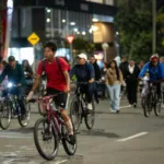 La jornada registró una participación estimada de 2,2 millones de personas, quienes recorrieron más de 95,16 kilómetros de rutas habilitadas para caminar, pedalear y patinar, disfrutando de Bogotá durante la noche - Foto: IDRD