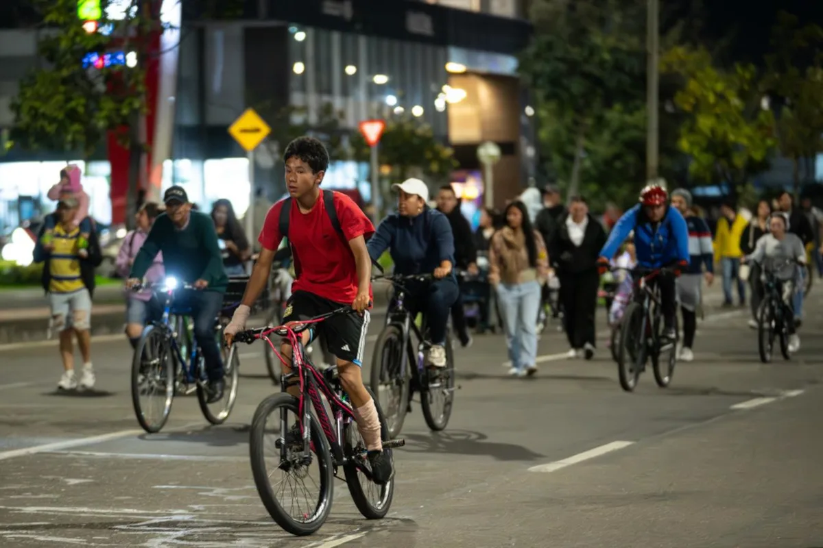 La jornada registró una participación estimada de 2,2 millones de personas, quienes recorrieron más de 95,16 kilómetros de rutas habilitadas para caminar, pedalear y patinar, disfrutando de Bogotá durante la noche - Foto: IDRD