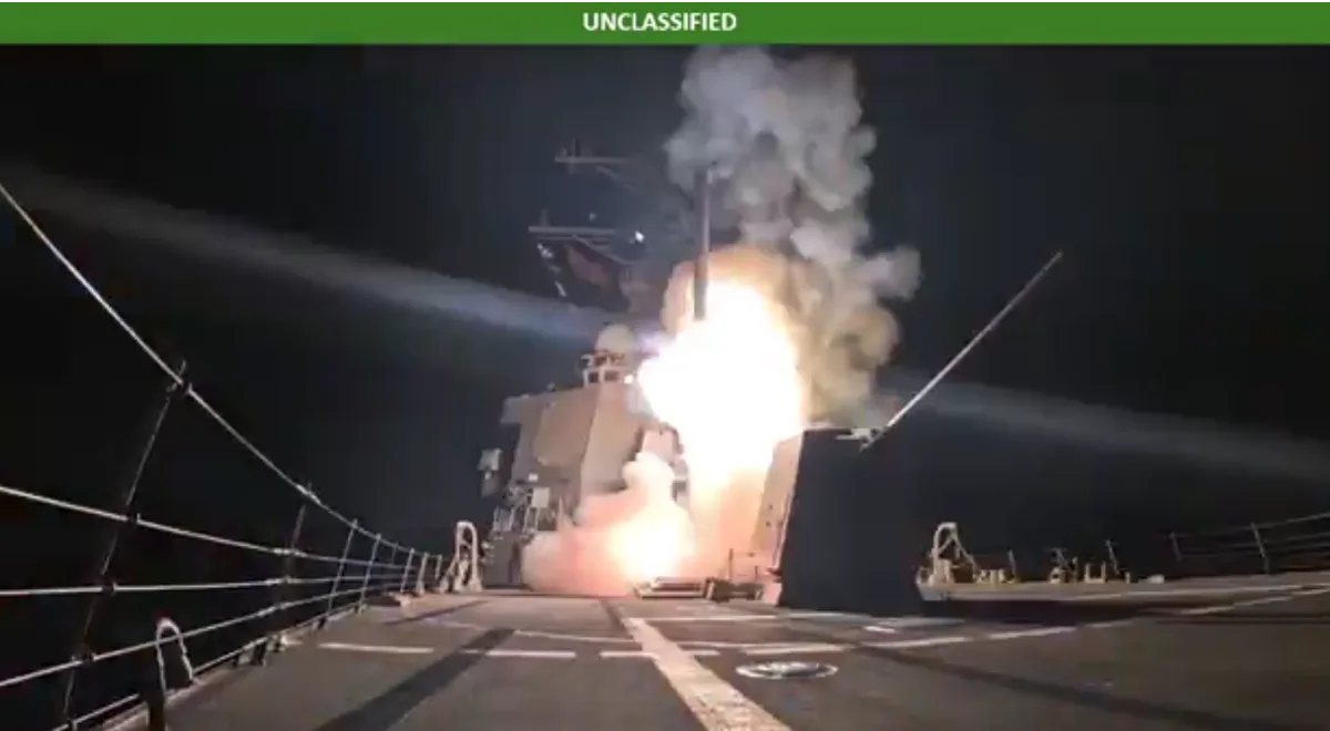 La operación incluyó el lanzamiento de más de una docena de misiles de crucero Tomahawk desde un buque de la Marina de los EE. UU. en el Golfo de Guinea, así como el uso de drones MQ-9 para atacar campamentos en la región, con el objetivo declarado de debilitar la capacidad operativa de los militantes - Foto: Departamento de Guerra de Estados Unidos