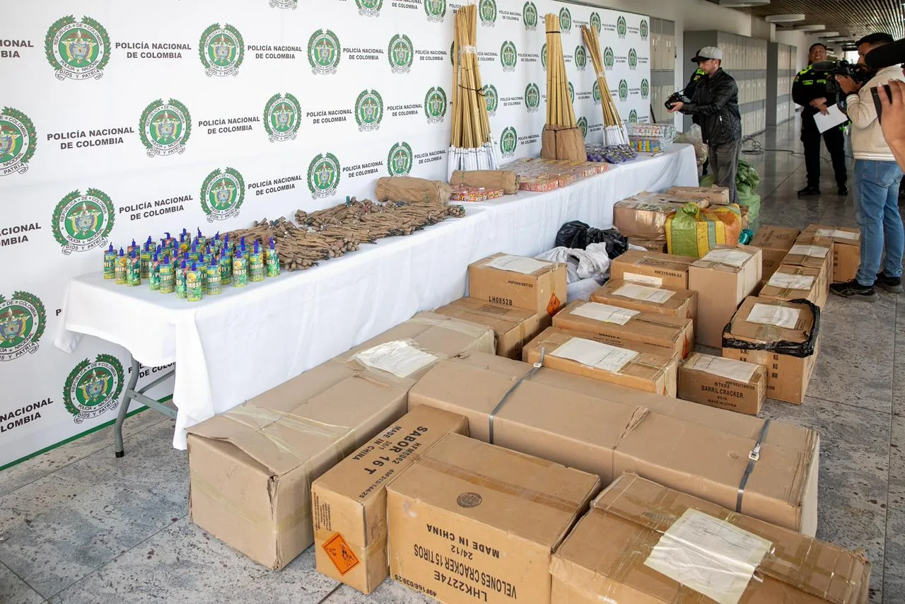 Con el fin de cumplir este propósito, la Policía ha incautado alrededor de una tonelada de elementos pirotécnicos que pretendían llegar a las calles y que representan un riesgo para la vida de las personas - Foto: Policía Nacional