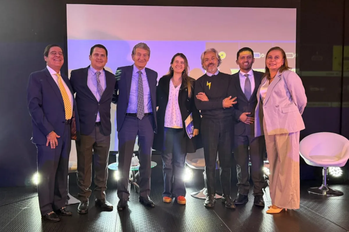 Durante el encuentro, los precandidatos Paloma Valencia y Juan Daniel Oviedo expusieron sus perspectivas sobre la situación institucional, económica y social del país, así como los retos que deberán ser atendidos por el próximo gobierno - Foto: Grupo Recursivos