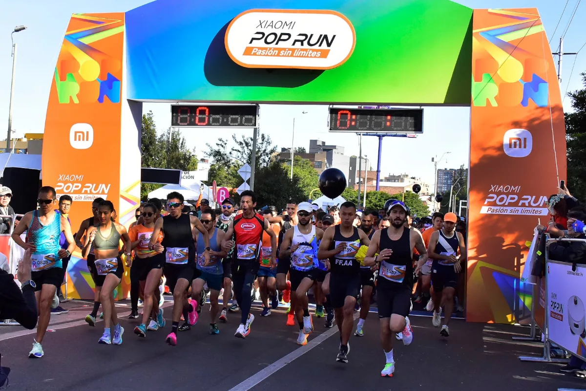 A las 7:30 de la mañana arrancaron los que se le midieron a los 10K, con un recorrido ideal, sin muchas vueltas ni subidas, bajo un sol abrasador, en un trazado en línea recta, sobre la carrera 9 al norte de la capital - Foto: Xiaomi Pop Run