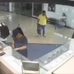 Robo en joyería de Bucaramanga desata balacera en centro comercial: un policía y un delincuente murieron - Foto: Captura de video