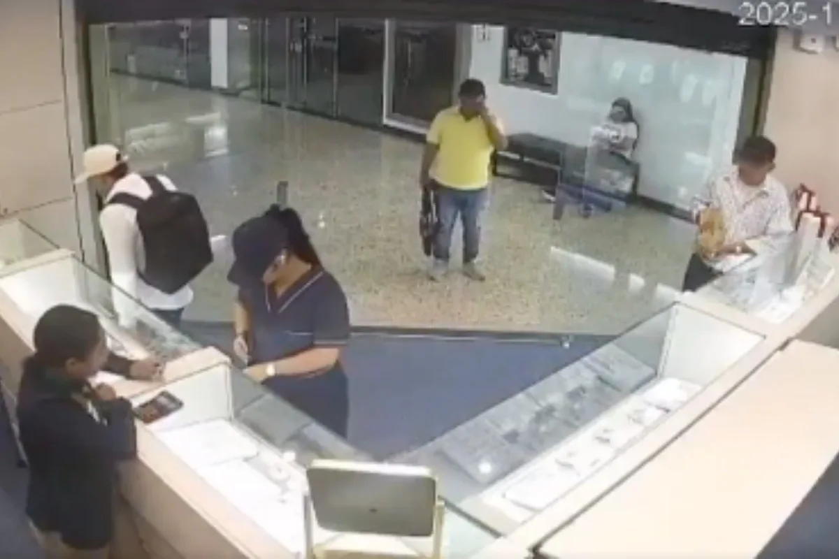 Robo en joyería de Bucaramanga desata balacera en centro comercial: un policía y un delincuente murieron - Foto: Captura de video