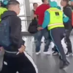 Ataque con armas blancas contra personal de TransMilenio en la estación 20 de Julio reaviva alerta por aumento de colados en el sistema - Foto: Captura de video